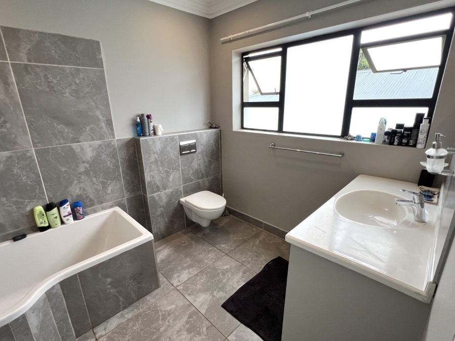 5 Bedroom Property for Sale in Noorsekloof Eastern Cape